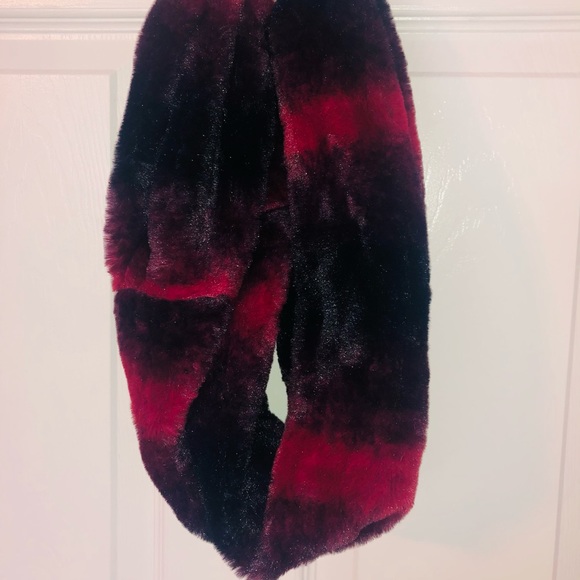 Red and black fluffy soft (faux fur) infinity scarf. Never worn - Picture 1 of 4